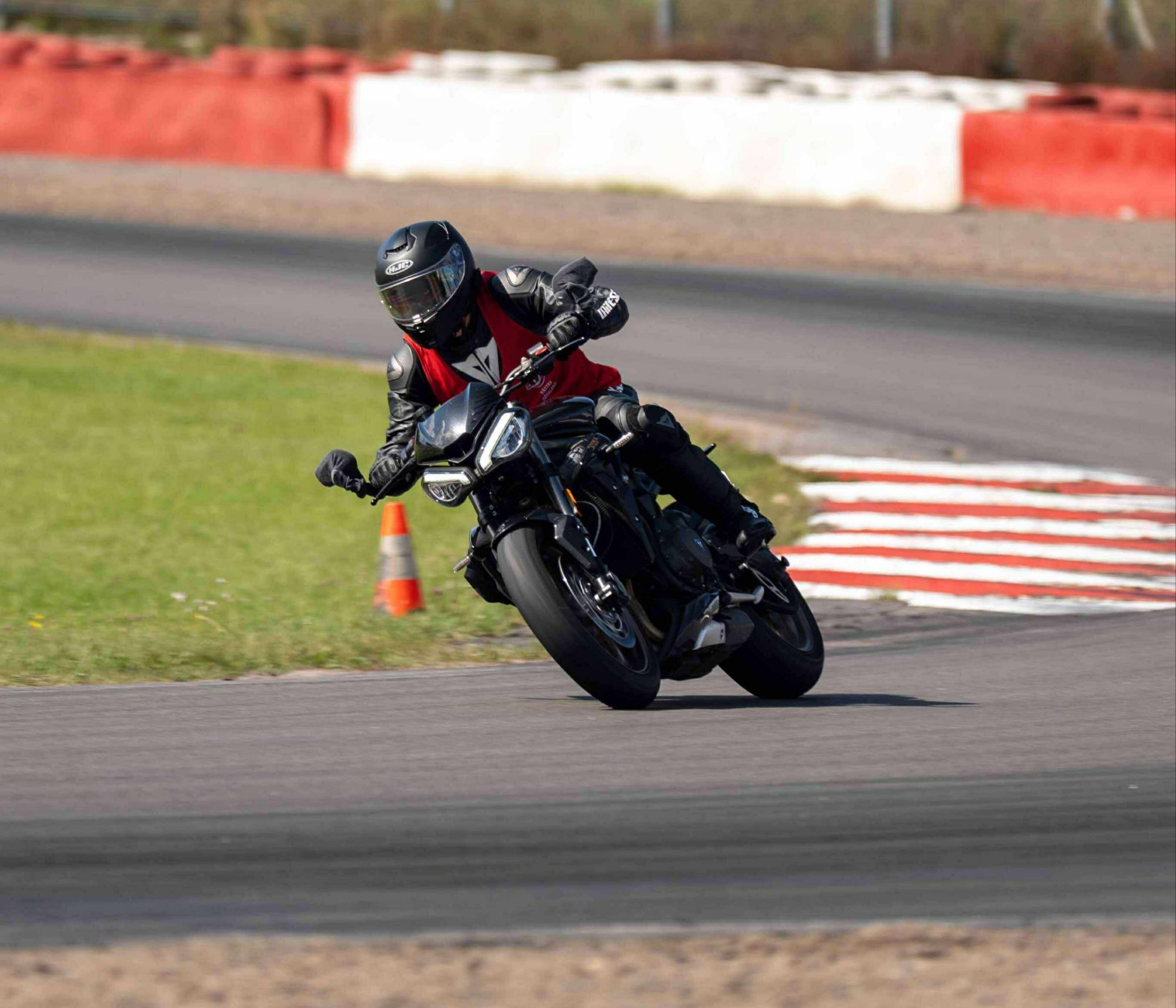 Jag på min Triumph Street Triple 765RS i en kurva på Mantorp Park sommaren 2025.